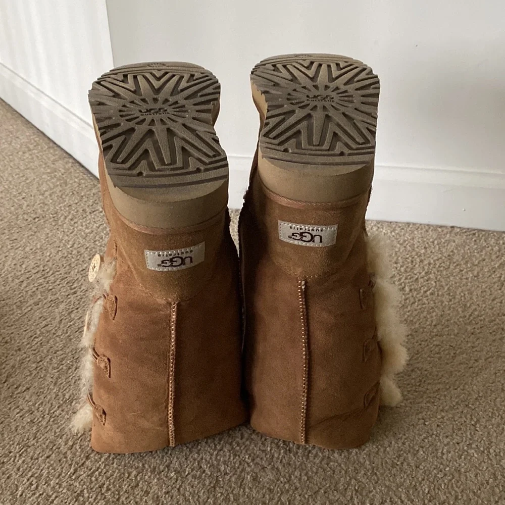 “Ugg” Bailey triple button boot in chestnut;size 5 - Picture 11 of 16